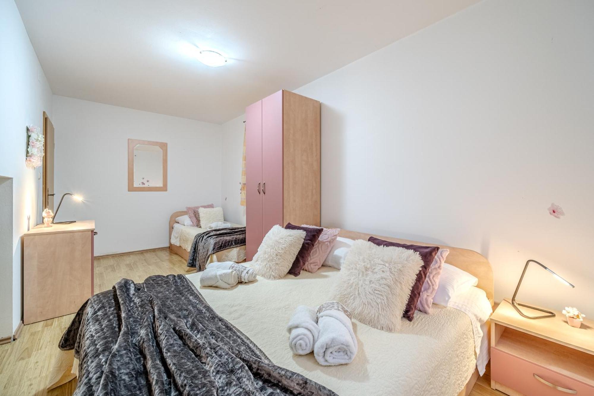 Apartment Milna - With Swimming Pool & Amazing Seaviews, Above Bijaka Beach Exterior foto