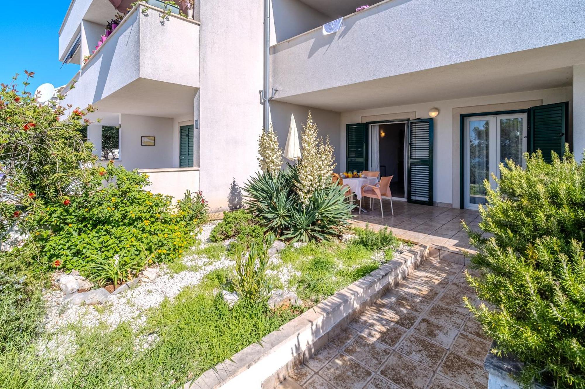 Apartment Milna - With Swimming Pool & Amazing Seaviews, Above Bijaka Beach Exterior foto