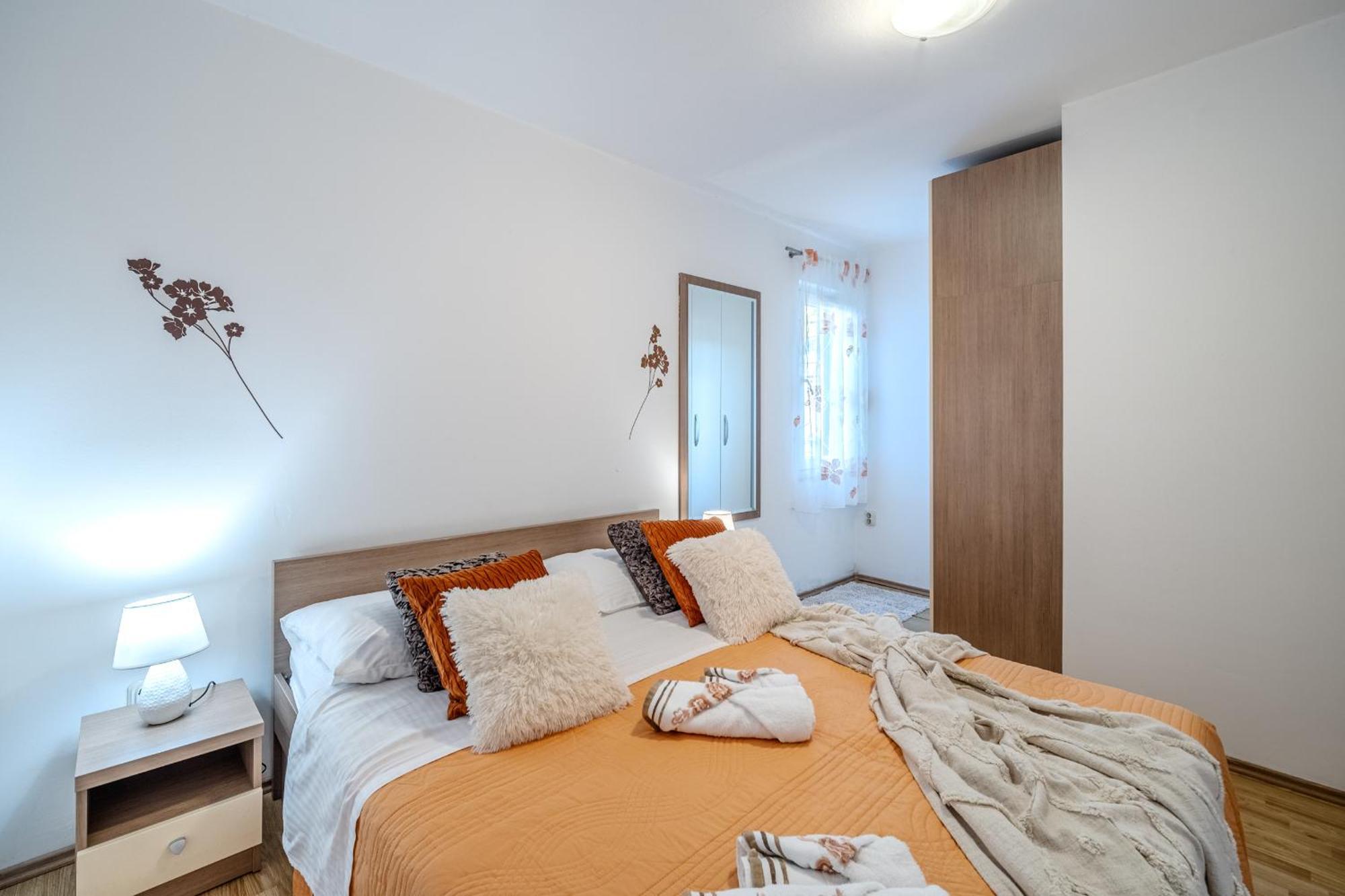 Apartment Milna - With Swimming Pool & Amazing Seaviews, Above Bijaka Beach Exterior foto