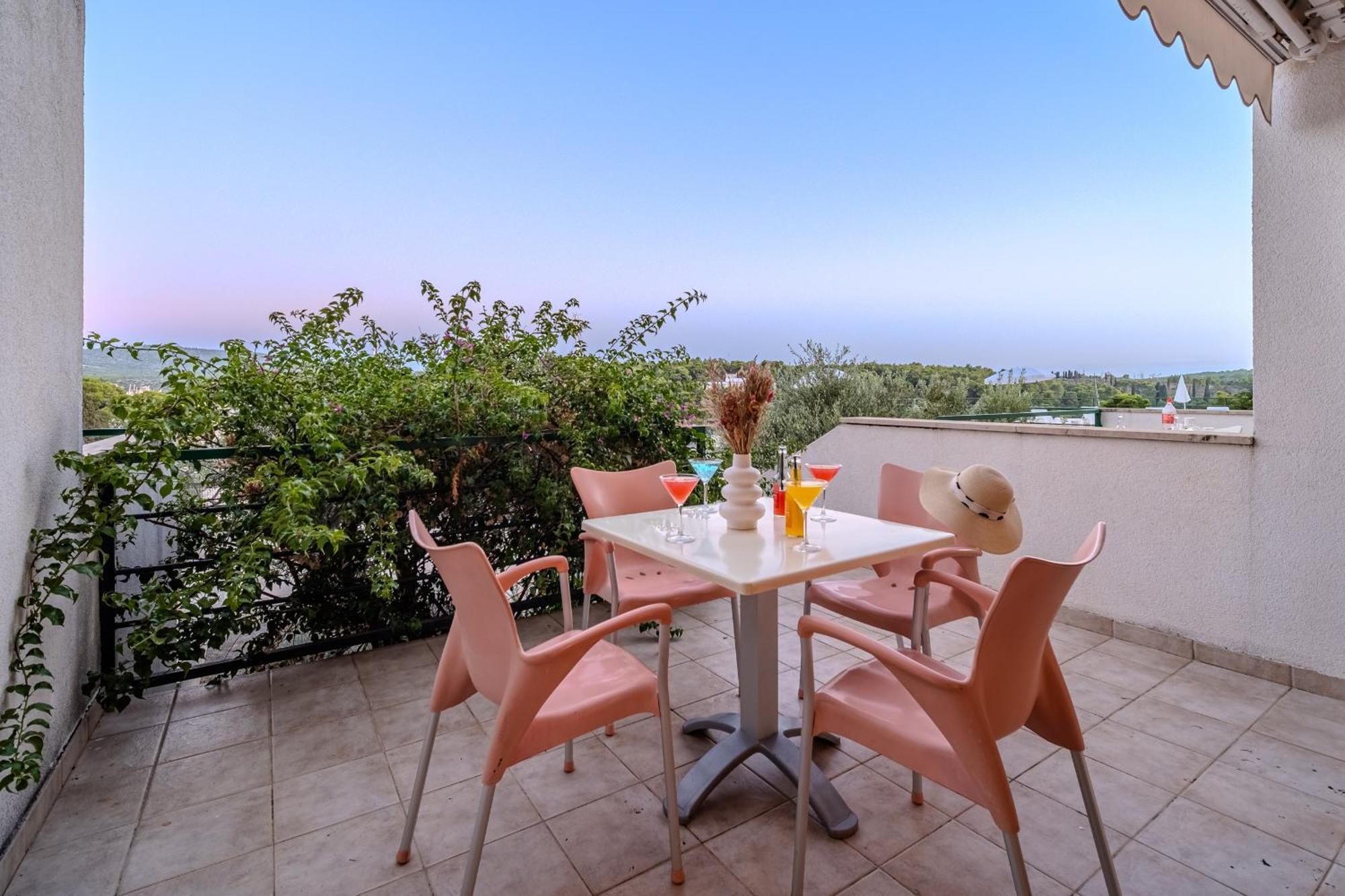Apartment Milna - With Swimming Pool & Amazing Seaviews, Above Bijaka Beach Exterior foto