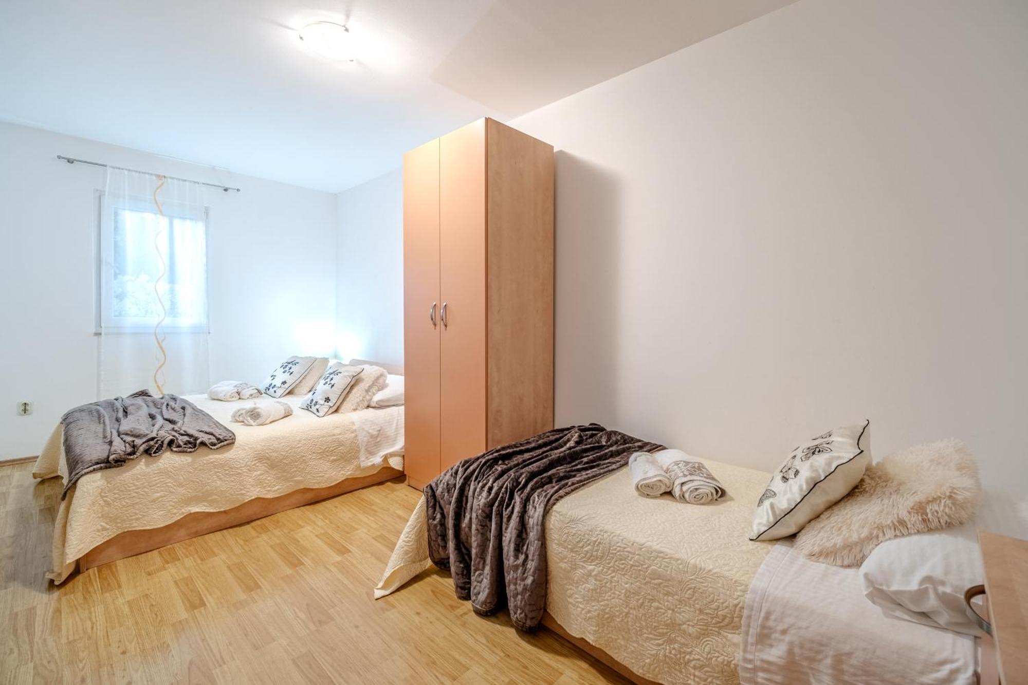 Apartment Milna - With Swimming Pool & Amazing Seaviews, Above Bijaka Beach Exterior foto