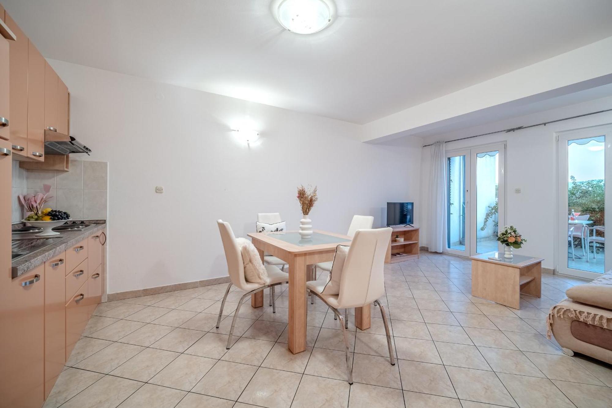 Apartment Milna - With Swimming Pool & Amazing Seaviews, Above Bijaka Beach Exterior foto