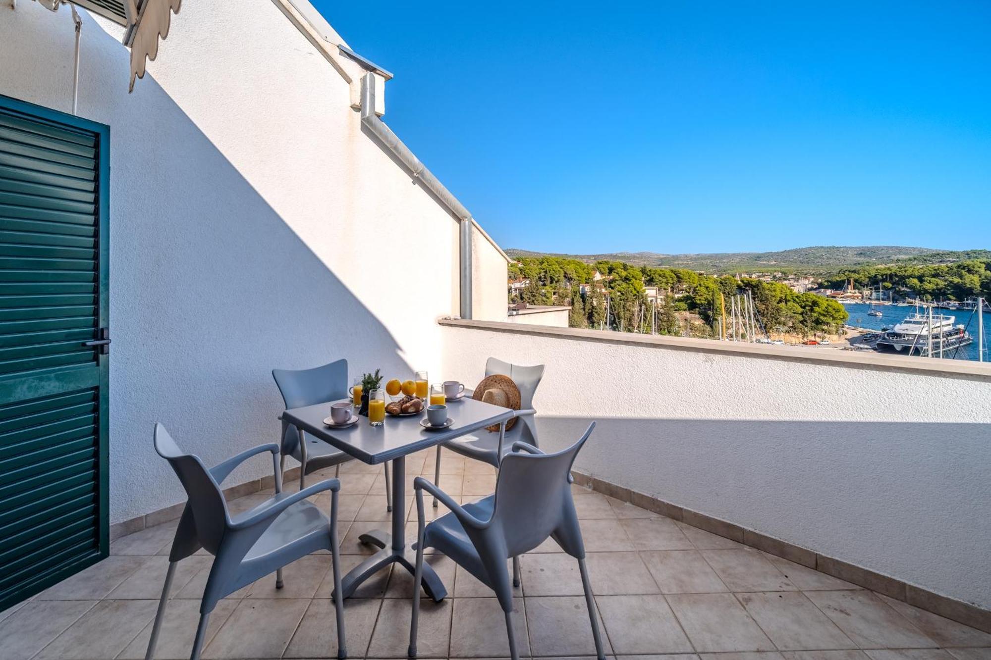 Apartment Milna - With Swimming Pool & Amazing Seaviews, Above Bijaka Beach Exterior foto