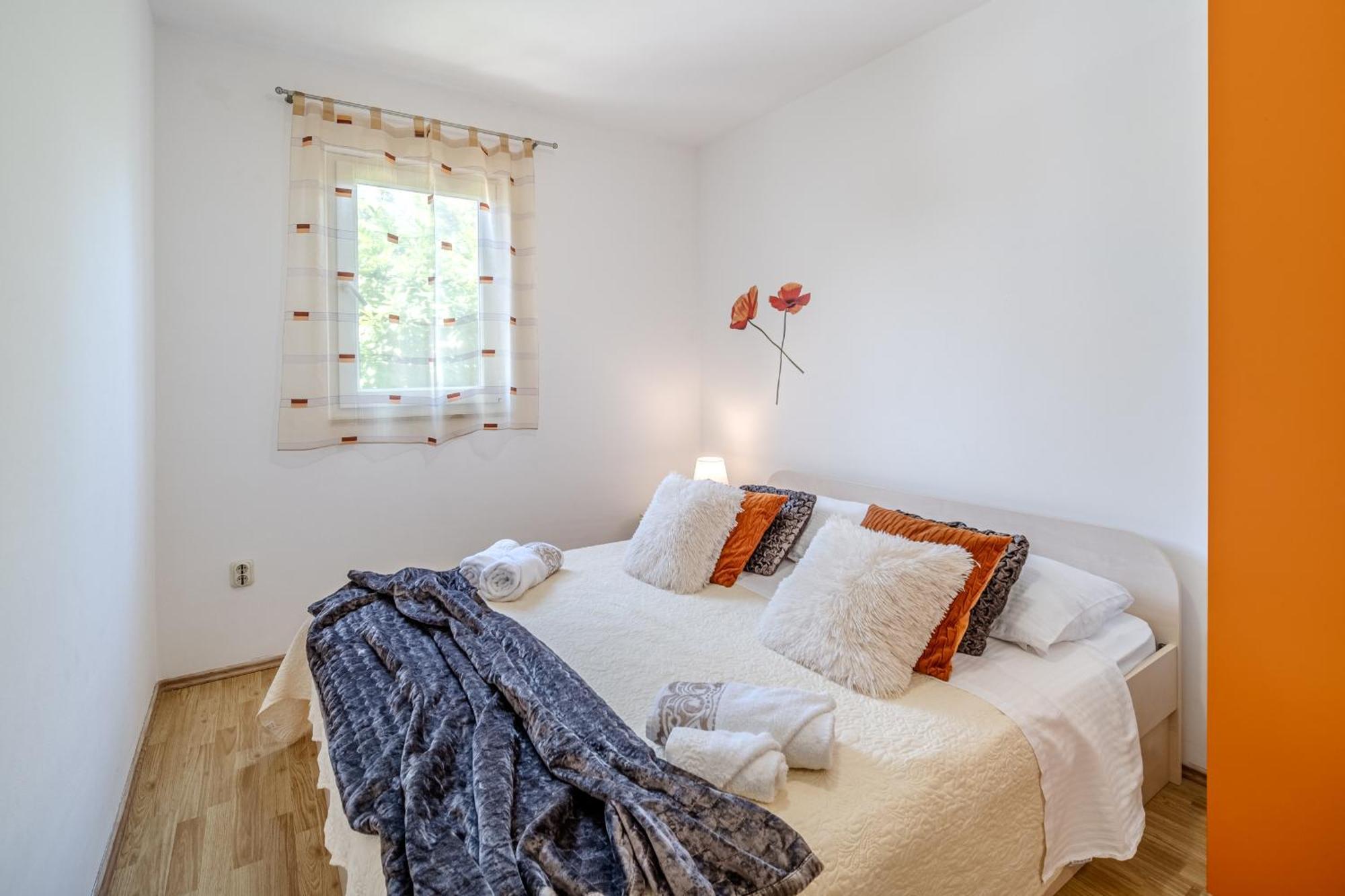 Apartment Milna - With Swimming Pool & Amazing Seaviews, Above Bijaka Beach Exterior foto