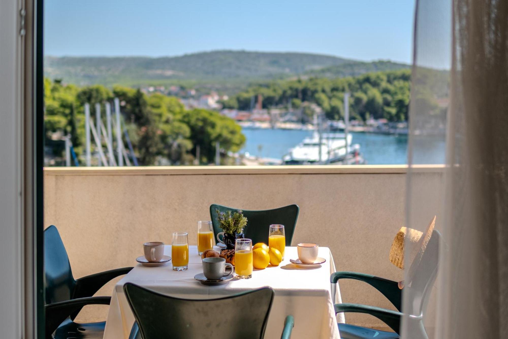 Apartment Milna - With Swimming Pool & Amazing Seaviews, Above Bijaka Beach Exterior foto