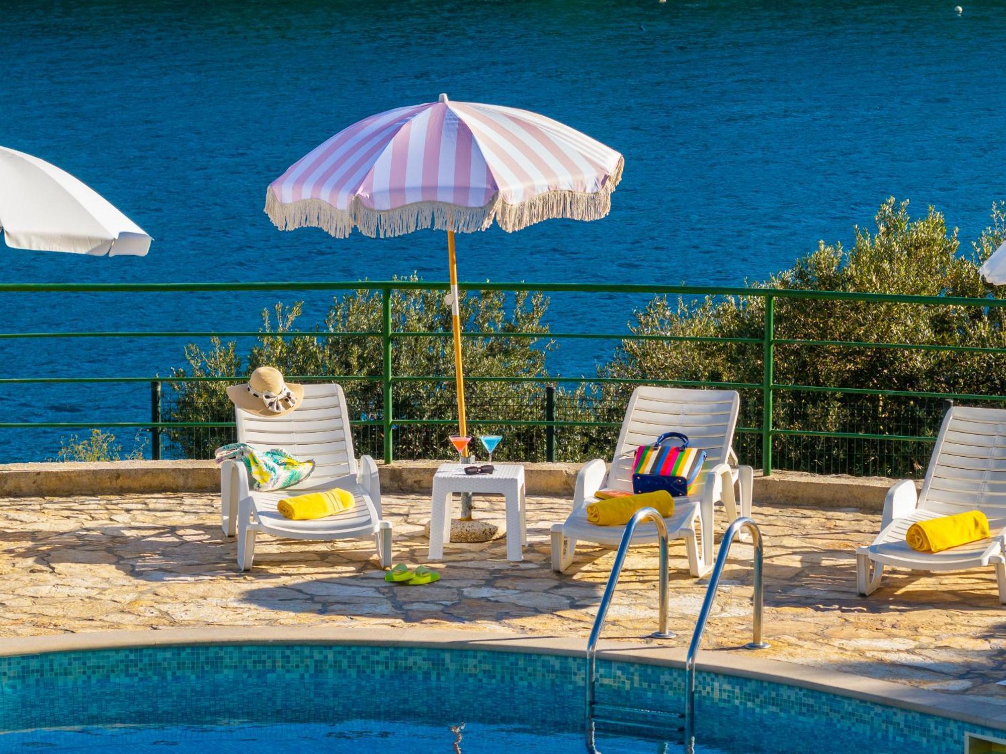 Apartment Milna - With Swimming Pool & Amazing Seaviews, Above Bijaka Beach Exterior foto